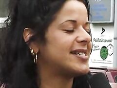 Reporter testet Schamgrenze der Deutschen Frau