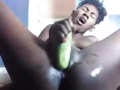 Je me detend masturbation avec un cocombre