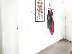 Alyssia is a little sexy anal rider