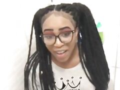 Fui flagrada na siririca no banheiro e levei duas gozadas seguidas na cara. {veja no RED}